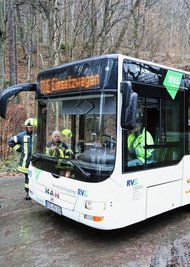 Ein Bus des Regionalverkehrs holte die Fahrgäste des Citybahn-Zugs ab.
