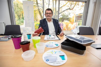 Vom Mehrweg-System Fair Cup ist Mitarbeiter Bernd Simon - hier im neuen City-Büro in der Oheimpassage - überzeugt.