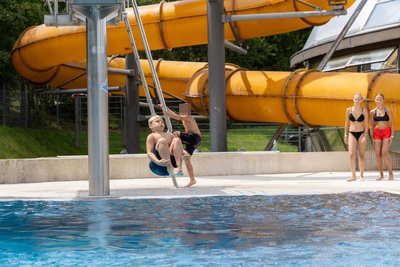 Moritz-Johannes Theodor (8) kommt sehr oft ins Jo-Bad und übt Arschbomben. Wenn er gerade nicht baden ist, geht er spazieren mit seiner Oma oder spielt Fußball.