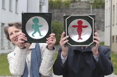 Die Comicfiguren Vater und Sohn des Zeichners Erich Ohser regeln in Plauen den Verkehr. 