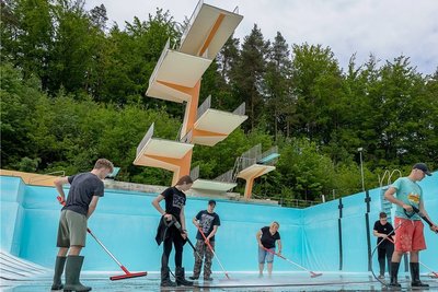 Auch aus dem Sprungbecken des Waldbades musste der Dreck raus. Mit einem Hochdruckreiniger und Abziehern rückten Fynn Herrmann, Luise Volkmer, Lennox Volkmer, Nadine Herrmann, Henry Anzer und Max Belke (von links) dem Schmutz zu Leibe. Fotos: David Rötzschke 