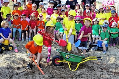Den ersten Spatenstich für den „Kunterbunten Traumspielplatz“ führten die Mädchen und Jungen der Kita selbst aus.