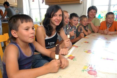 
              <p class="artikelinhalt">Jana Kozur (Zweite von links) feierte am Wochenende ihren 15. Geburtstag. Von Betreuerin Lena Poscharkova (Zweite von rechts) gab es eine Runde Eis für alle. </p>
            