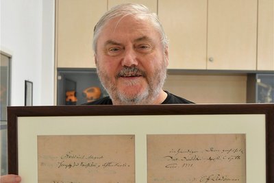 Geschäftsführer Hubert Böhme mit einer Kopie des kurfürstlichen Reskripts von 1771, das als Gründungsurkunde für die Freiberger Präzisionsmechanik gilt.
