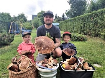 Tony Stopp mit Ylvi (l.) und Fynn und ihrem Riesenfund.