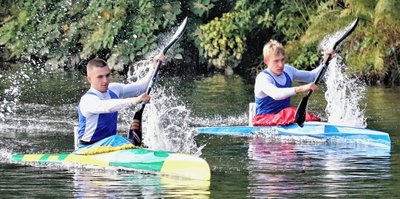 Bei der Herbstregatta des KSV Flöha lieferten sich unter anderem die Flöhaer Junioren Raik Große (r.) und Franz Krones im Endlauf ein packendes Duell. Krones wurde schließlich hinter Benno Reichel von der SG Lauenhain Zweiter, Große Fünfter. 