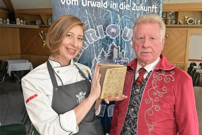 Claudia Lappöhn (l.) und Vater Detlef Voigt. Sie hält die Karte in der Hand, mit der alles begann.