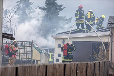 Zu einem Großeinsatz der Feuerwehr kam es am Freitagmittag im Plauener Ortsteil Neundorf.