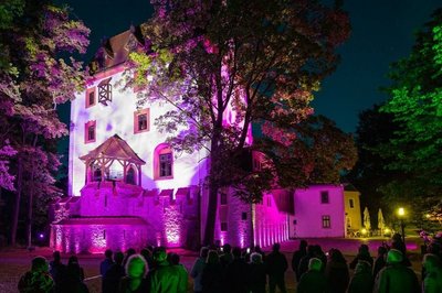 Am Samstagabend wurde das Schlettauer Schloss in bunten Farben und mit Lichteffekten angestrahlt. 