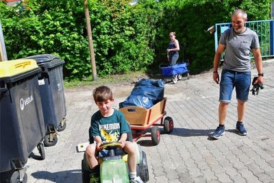 Aktions-Initiator Tom Schwalbe kam gleich mal mit Traktor und Hänger zum Müll-Wiegen. 
