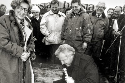 Grundsteinlegung der Lichtenauer Mineralquellen am 13. Dezember 1990 mit Schirmherrin Ingrid Biedenkopf und Geschäftsführer Günter Hinkel.