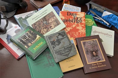 Es sind unter anderem diese Bücher, die als Grundlage für die Inhalte der Theaterstücke dienen.