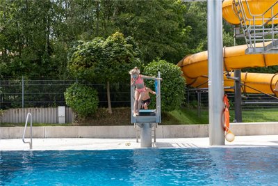 Isabella-Lian Theodor (6) fängt klein an vom Einer-Sprungbrett. „Sie macht das schon richtig gut“, sagte ihre Mama. Wenn Isabella-Lian gerade nicht im Freibad ist, bastelt sie gern oder bereitet sich schon mal auf die Schule vor.