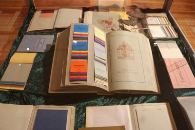 Blick in die Ausstellung zur Papierherstellung.