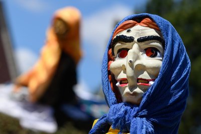 Im Harz treten die Hexen zur Walpurgisnacht als kunstvoll geschnitzten Masken in Erscheinung.