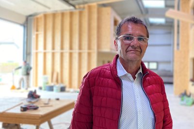 Der Schaltschrankbau bekommt im Neubau mehr Platz. Abteilungsleiter Holger Weber, Kundendienstleiter Pierre Oelmann, Geschäftsführer Steffen Stier und Monteur Tilo Kulhavy (v. l.).