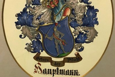 Das Familienwappen der Hauptmanns ist ein "redendes Wappen": Denn es zeigt einen Hauptmann.