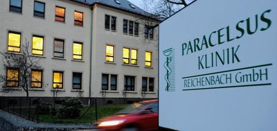 Die insolvente Paracelsus Klinik Reichenbach stellt mit dem 31. März 2023 ihren Betrieb ein. Die Idee, nahtlos ein Gesundheitszentrum am alten Standort an den Start zu bringen, ist gescheitert. 