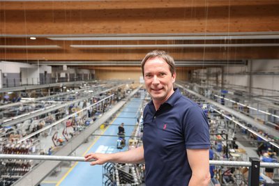 Seit drei Jahren ist Mirco Schmidt der Chef des Fahrradherstellers Diamant in Hartmannsdorf mit 500 Beschäftigten, dahinter die Montagehalle.