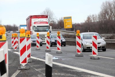 Ein Kleinbus rammte am Ende einer Baustelle mehrere Warnbaken. Durch umherfliegende Teile wurden mehrere Fahrzeuge beschädigt.