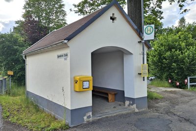 Das ehemalige Großwaltersdorfer Spritzenhaus ist jetzt ein Buswartehäuschen.