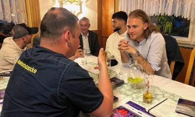 Auch die FCE-Spieler Marco Schikora (2. v. r.) und Korbinian Burger (r.) mussten im Ratskeller in Thum Rede und Antwort stehen. 