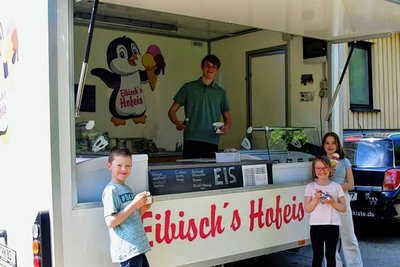 Den Lohn fürs Müllsammeln ließen sich die Kinder nach dem Müll-Wiegen am Eiswagen von Eibischs Hofeis aus Neumark schmecken. Hier Ludwig und Ella Wolf sowie Julia Dommaschk. 