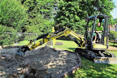 Dann begann auch schon die Firma Gartengestaltung Nickerl mit dem Erdaushub.