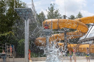 Die Sonne scheint, das Wasser spritzt: Feinstes Freibadwetter am Samstag, den 20. Juli 2024, in Freiberg.