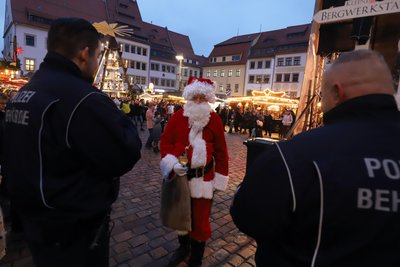 Verdächtige Person: Sebastian und Tommy vom Stadtordnungsdienst kontrollieren auf dem Christmarkt Freiberg einen dubiosen Vermummten.