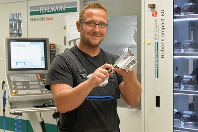 Werkzeugmacher Heiko Eckert kontrolliert die Qualität eines Gehäuseteils aus Aluminium, das in der 5-Achsfräsmaschine hergestellt worden ist. Für rund 3 Millionen Euro hatte die FPM Holding GmbH in den Jahren 2019 und 2020 ihren Maschinenpark aufgerüstet und die Fertigungsfläche an der Hainichener Straße in Freiberg erweitert.