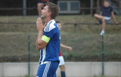 Zum Kapitän gewählt: Philipp Rauthe wird die Mittweidaer, wie hier beim Spiel in Hausdorf, in dieser Saison aufs Feld führen. Im Derby beim SV Lichtenberg erwartet seine Mannschaft ein heißer Tanz. 