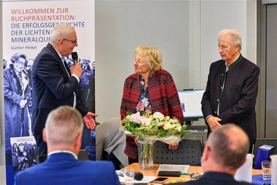 Das Ehepaar Monika und Günter Hinkel erinnert an die Anfänge der Lichtenauer Mineralquellen.