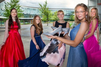 Hohe Schuhe dürfen die Mädels aus Flöha zu ihrem Abiball nicht tragen. Wegen der Coronapandemie findet der in der Turnhalle statt.