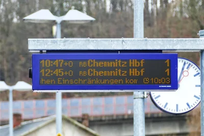 Auf der Anzeige am Zschopauer Bahnhof wird schon vor den bevorstehenden Einschränkungen gewarnt.