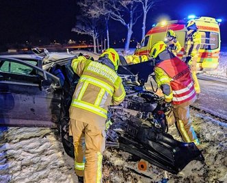 Etwa 200 Meter nach dem Ortsausgang Auerbach kam eine 50-Jährige mit dem Auto von der Straße ab und prallte gegen einen Baum. 