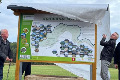 Dietmar Kühn (links) und Peter Stehr enthüllen die Erinnerungstafel für den vor 50 Jahren zum Großteil zerstörten Ort Pabstleithen.