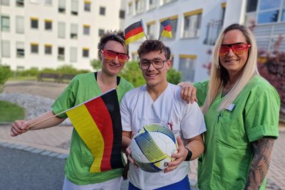 Die Physiotherapeuten Nicole Förster, Valentin Hilbert und Maria Mehlhorn hatten die Idee zum witzigen WM-Clip. Der Ball stammt von Nicole Försters Freund - Steve Gorschinek, ein Fußballer vom VfB Auerbach.