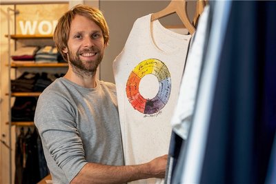 Mit anerkannten Siegeln für Nachhaltigkeit zertifiziert: Bekleidung von Unipolar-Ladeninhaber Steve Kupke aus der Landeshauptstadt Dresden. 