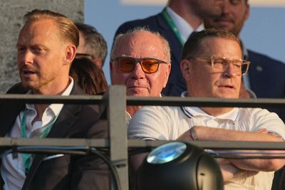 Gemeinsam im Olympiastadion auf der Tribüne: Uli Hoeneß (m) und Max Eberl (r).