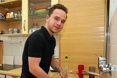 Marlon Müller ist stolz auf das, was er sich aufgebaut hat. Den Haushalt in seiner ersten eigenen Wohnung zu erledigen, gehört für ihn zu seiner Selbstständigkeit und Freiheit dazu. 