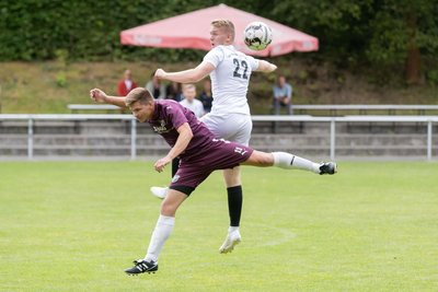 David Landmesser (links), hier gegen Tom Müller, erzielte in der vergangenen Saison 35 Treffer und wurde damit Torschützenkönig in der Vogtlandliga. In Thalheim blieb der Goalgetter aber blass.