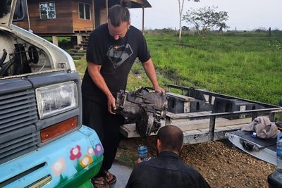 In Belize musste Patrick Pätzold das Getriebe das Oldtimer-Wohnmobils ausbauen.