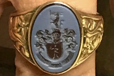 Den Ring mit Familienwappen trägt der 46-Jährige immer.