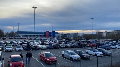 Die meisten Auer Fans kamen mit dem Auto und parkten an der Messe.
