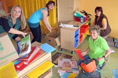 Andrea Kenzel-Pfeifer, Adriana Ziesche, Ramona Nietzsche und Ramona Teeger (v.l.) räumen das "Atelier" in der neuen Kindertagesstätte "Sonnenkäfer" in Niederbobritzsch ein.