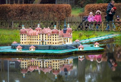 Schloss Moritzburg erbauten die Ehrenamtlichen vom Klein-Erzgebirge e.V. in diesem Jahr neu. Der Park öffnete Karfreitag und ist bis Oktober geöffnet. Unklar ist weiterhin die Zukunft von Park und Haus. 
