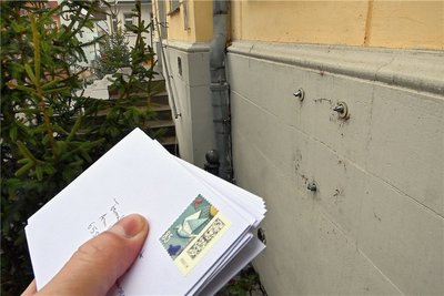 Am Rathaus Hainichen fehlt derzeit der Briefkasten der Post. Er wurde aber weder gestohlen, noch beschädigt. 
