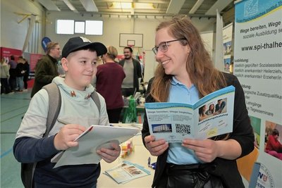 Nico Schäfer (l.) ist bei dem Ausbildungsmarkt in Schneeberg mit Daisy Ehnert, Leiterin der Weiterbildung und Fachlehrerin am Sozial-Psychologischen Institut Thalheim, ins Gespräch gekommen. 