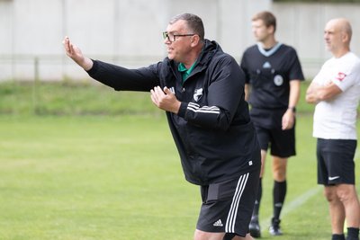 Immer wieder griff Tanne-Coach René Wendler von außen korrigierend ein. Am Ende ging seine Mannschaft aber als Verlierer vom Feld.